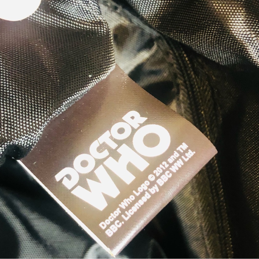 SOLD♏️Doctor Who Union Jack Tardis Print Crossbody w/ Detachable Charms 8”x8” - Picture 9 of 11